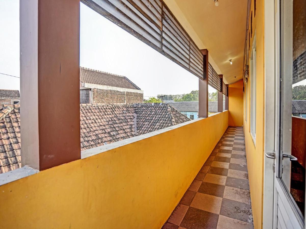 Spot On 91595 Sruni Syariah Hotel Gedangan Exterior photo