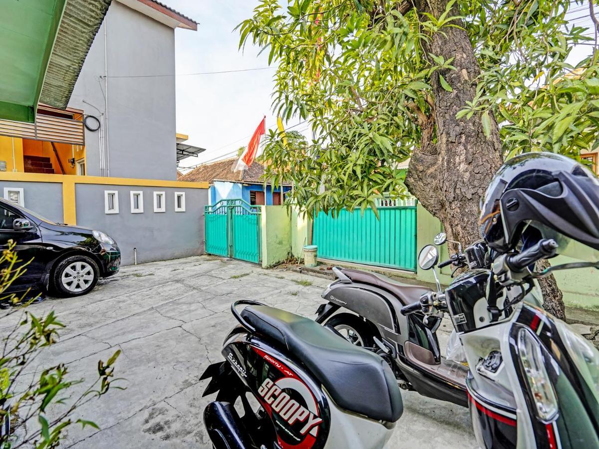 Spot On 91595 Sruni Syariah Hotel Gedangan Exterior photo