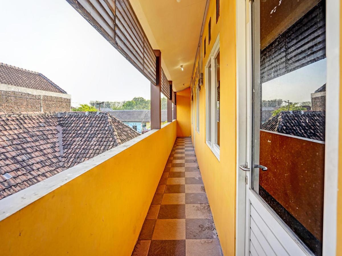 Spot On 91595 Sruni Syariah Hotel Gedangan Exterior photo
