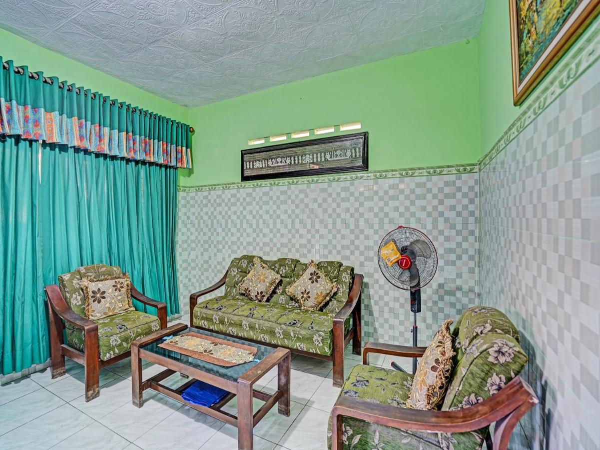 Spot On 91595 Sruni Syariah Hotel Gedangan Exterior photo