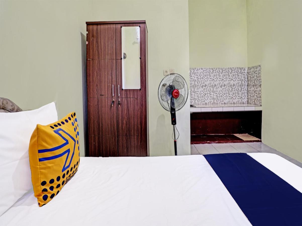 Spot On 91595 Sruni Syariah Hotel Gedangan Exterior photo