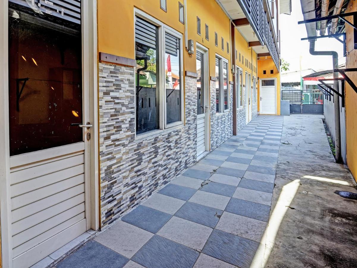 Spot On 91595 Sruni Syariah Hotel Gedangan Exterior photo